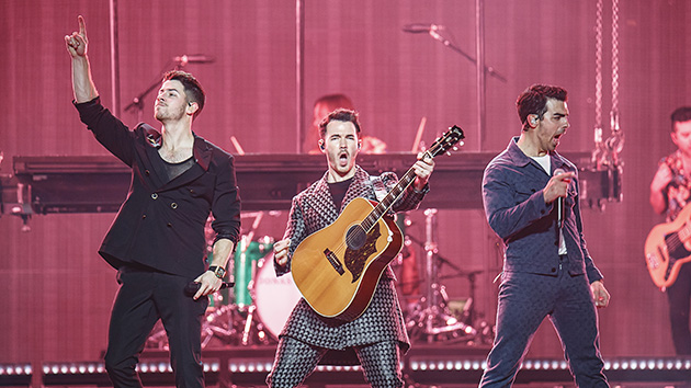 getty_jonas_brothers_120721