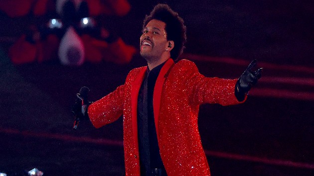 getty_weekndsuperbowlsmiling_121321