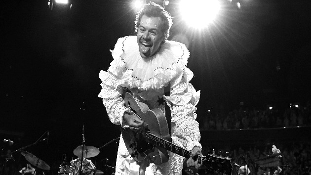 getty_harrystylesonstage_121421