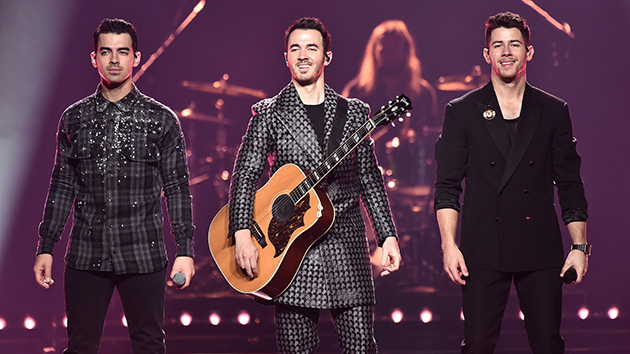 getty_jonas_brothers_121721