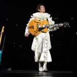 getty_harrystylesclownsuit_020922