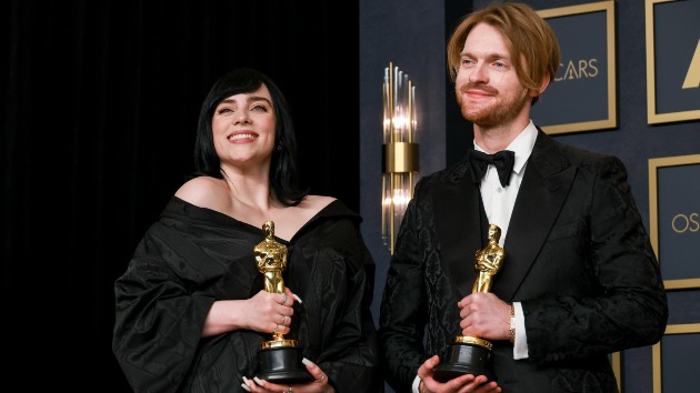 getty_billieandfinnasbackstage_032822