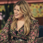 m_kelly_clarkson_040522jpg