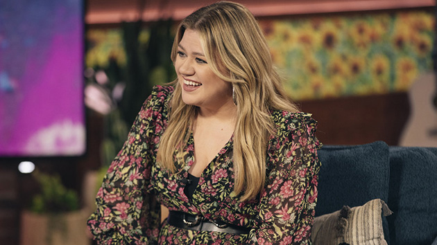 m_kelly_clarkson_040522jpg