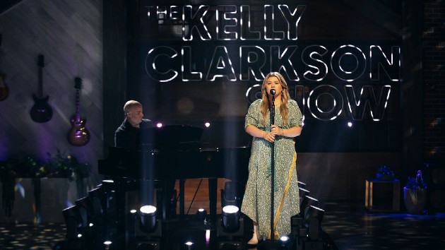 m_kellyclarksononhershow_062522