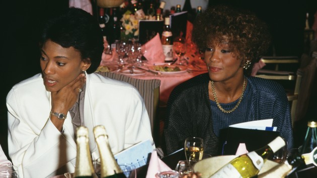 getty_whitneyhoustonrobyncrawford_122322