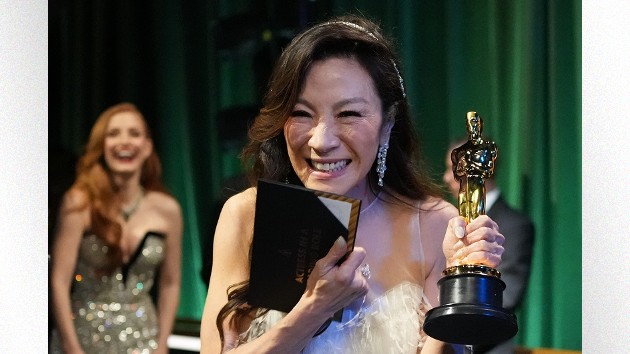 e_michelle_yeoh_backstage_03132023980190
