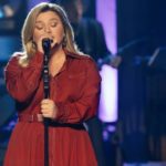 m_kellyclarksonred_050823141006