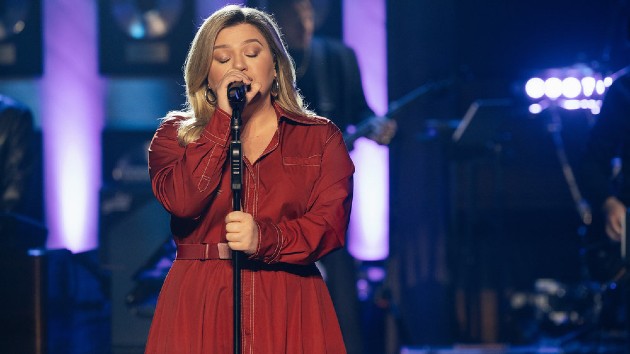 m_kellyclarksonred_050823141006