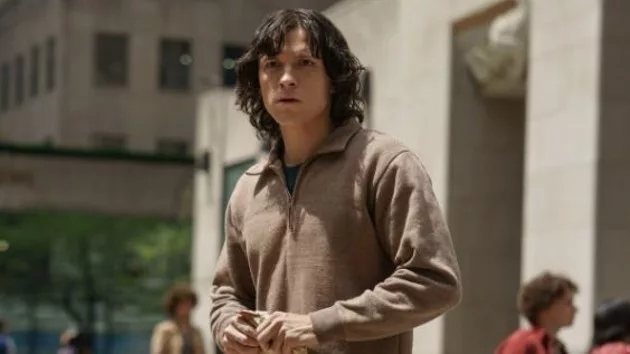 e_tom_holland_crowded_room_05102023402927