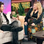 m_nickjonasandkellyclarkson_070323155653