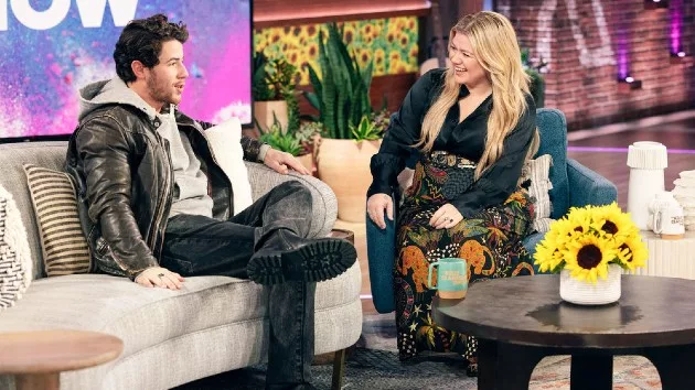 m_nickjonasandkellyclarkson_070323155653