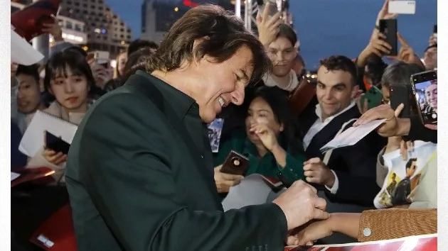 e_tom_cruise_autographs_07052023783900