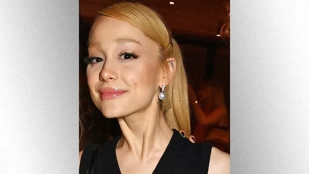 getty_arianagrandeblondeforwicked_041623279556