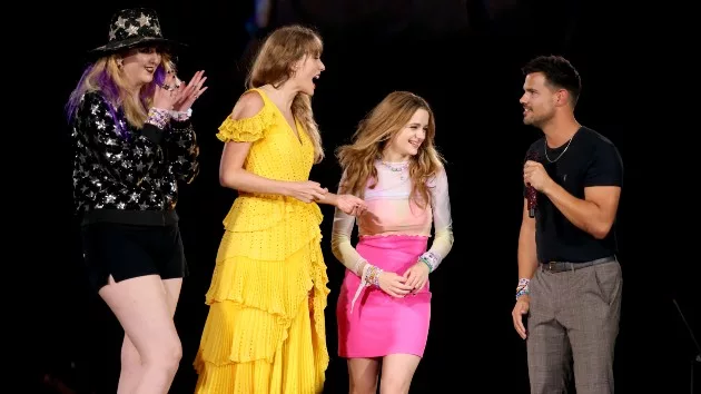 getty_taylorswifttaylorlautner_070823756129