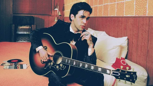m_stephensanchezbedguitar_lukerogers_07252340699