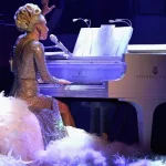 getty_ladygagaatpiano_090123119921