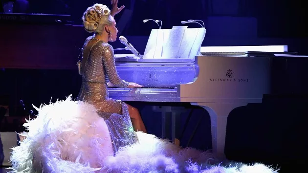 getty_ladygagaatpiano_090123119921