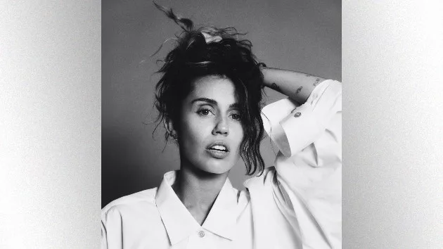 m_mileycyrushairup_083123227835