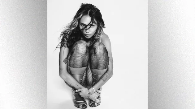 m_mileycyruscrouching_092223480941