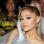 getty_arianagrandehandtoface_091223627620