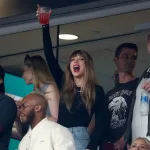 getty_taylorswiftholdingcup_100123337340