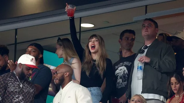 getty_taylorswiftholdingcup_100123337340
