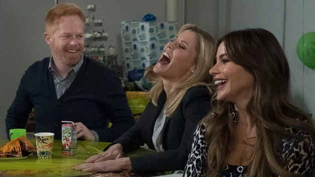 getty_modern_family_cast_10262023874047
