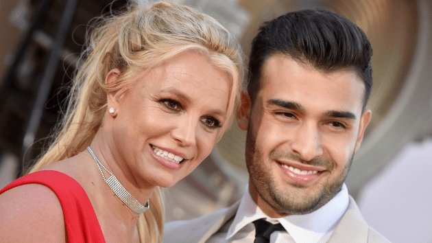 getty_britneyspearssamasghari_102723169639