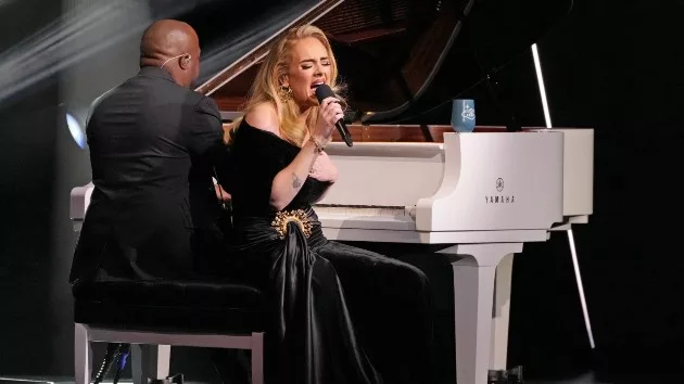 getty_adelesingingatpiano_102923186228