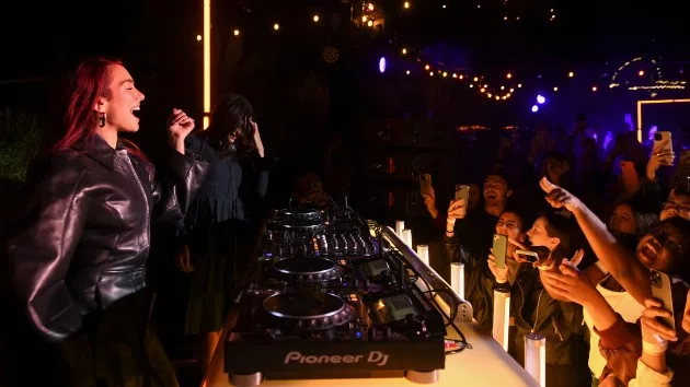 getty_dualipaathoudinifanevent_111523809910