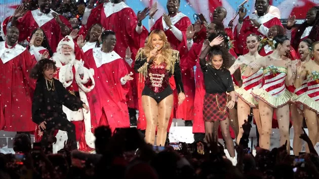 getty_mariahcareyandkidsonstage_111523274167