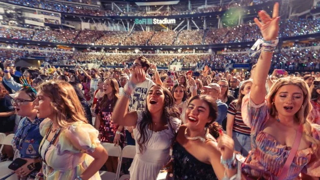 getty_taylorswiftfans_111623232582