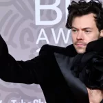 getty_harrystylesthumbsup_092023875187