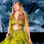 getty_taylorswiftonfloor_111923837873