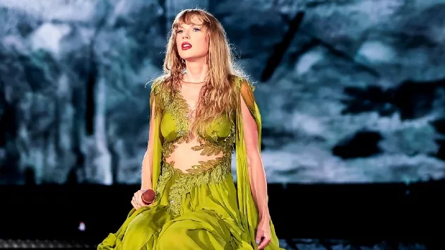 getty_taylorswiftonfloor_111923837873