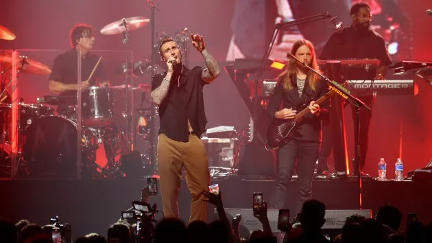 getty_maroon5onstage_12042399405