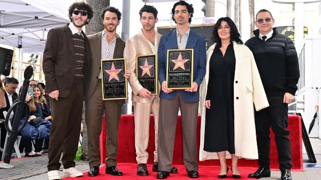 getty_jobrosandfam_120823173540