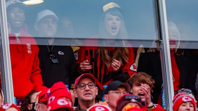 getty_taylorswiftcheering_121123455269