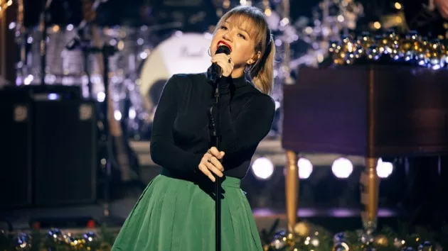m_kellyclarksonsinging_121823580046