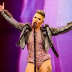 getty_pinkonstage_020924911284
