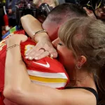 getty_taylorhugstravis_021324386034