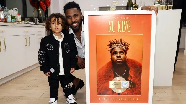 getty_jasonderuloandsonandplaque_021624210587