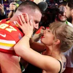 getty_taylorandtravisonthefield2_030624779469