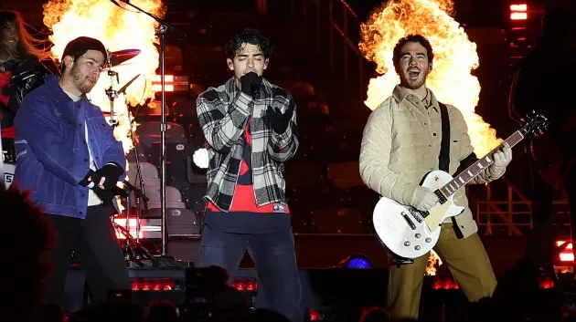 getty_jonasbrothers_030624858336