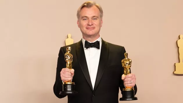 e_christopher_nolan_oscars_backstage_0311202438159