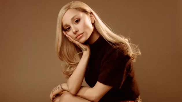 m_arianagrandecrouchinglookingatcam_katietemkin_031824952833