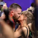 getty_taylorandtravissuperbowlsmooch_021224686793