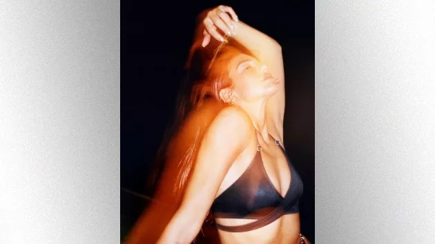 m_dualipabathingsuite_tyronelebon_041424754544