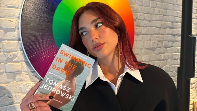 m_dualipaswimminginthedark_05012426179